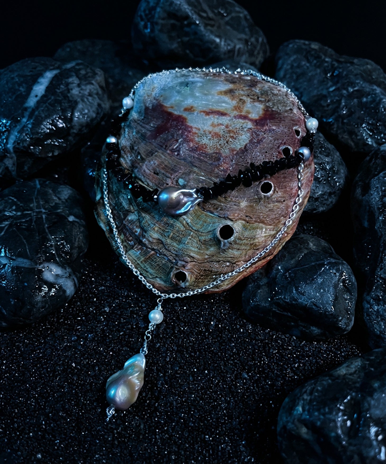 MIDNIGHT VENUS NECKLACE